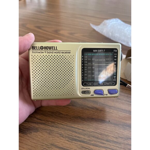 Bell + Howell FM/MW/Sw9 band world receiver portable radio NOS - Picture 2 of 8